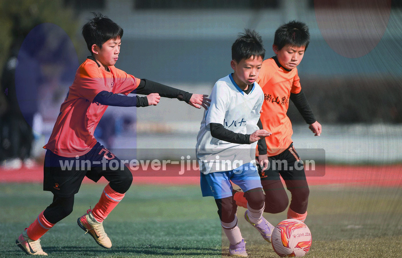 五类设备抽象轮廓与模块标签并列排布，深空蓝底色上以信号橙标出关键模块